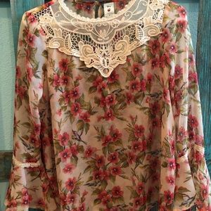 Classy floral top! 🌼